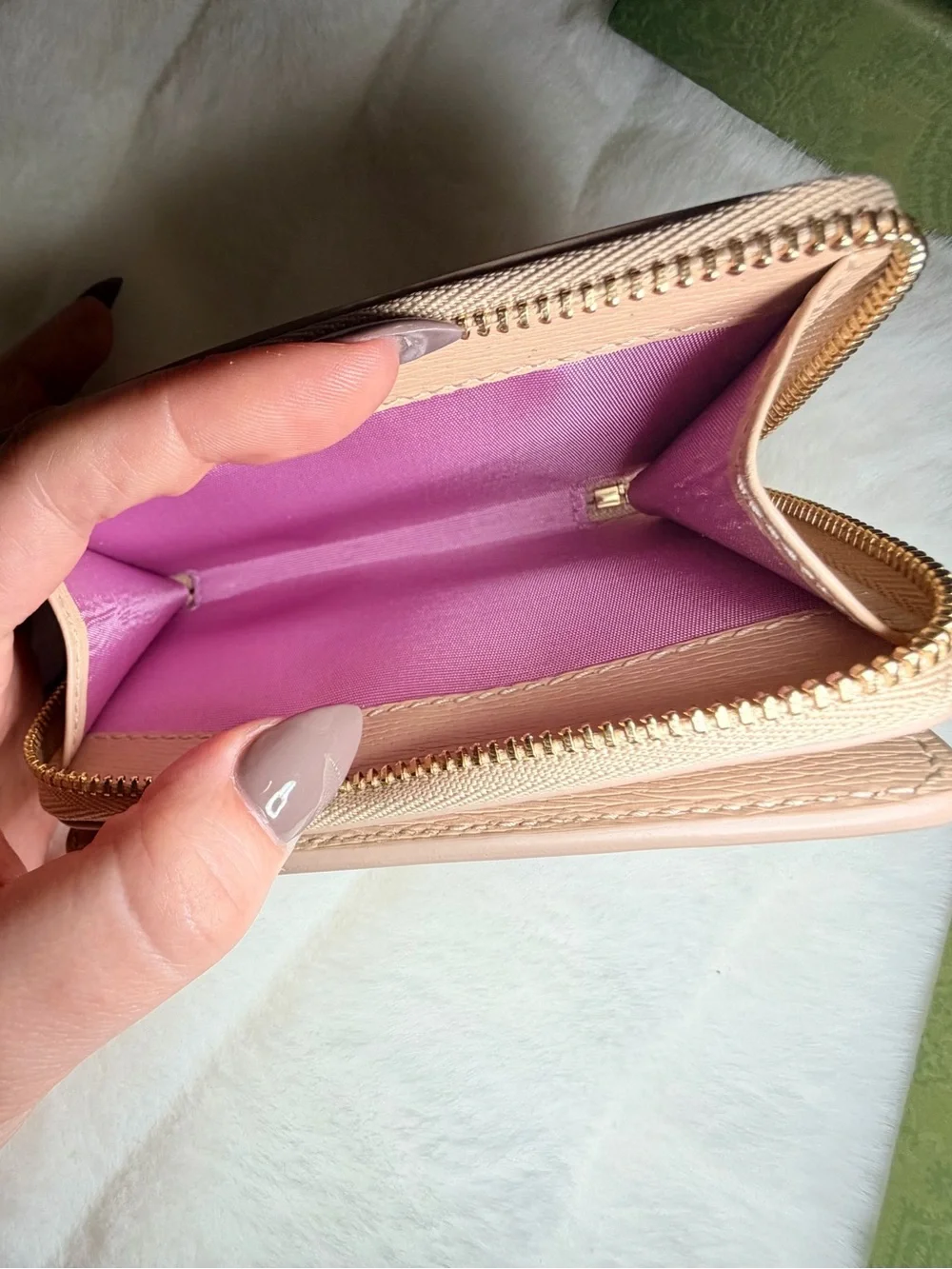 Gucci Beige Script Zip Wallet with Gold Logo - Picture 4 of 8